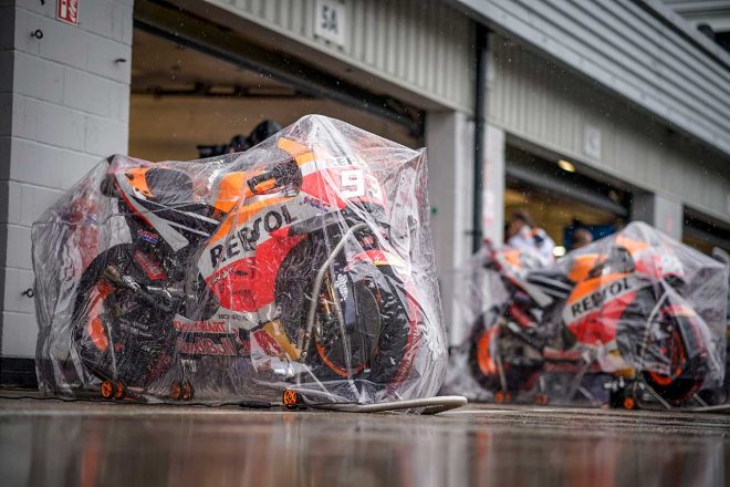 MotoGPイギリスGP決勝レース中止で焦点となった、シルバーストンの新しい路面と水はけの悪さ