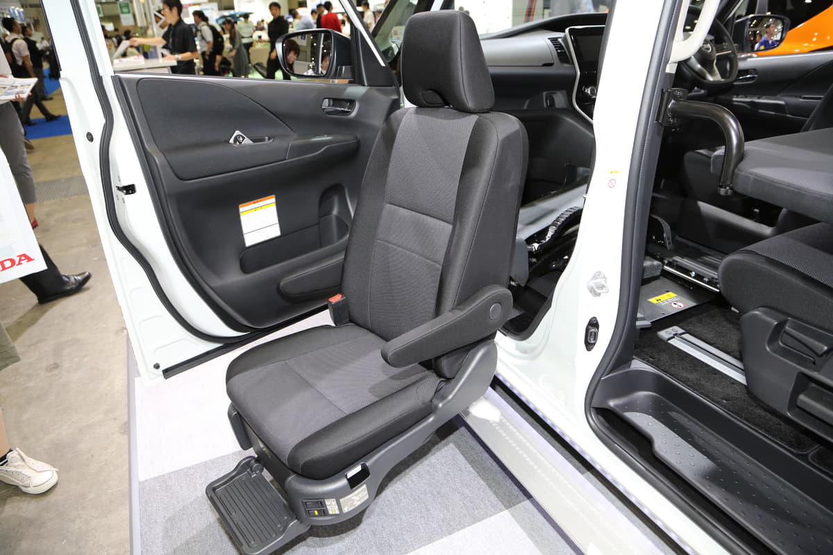 障がい者にもアウトドア体験を 日産セレナに車中泊を可能とした福祉車両 Auto Messe Web 自動車情報サイト 新車 中古車 Carview