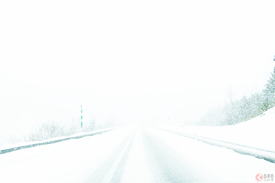 全方位真っ白… 雪道を運転中“ホワイトアウト”に遭遇　正しい対処法とは？