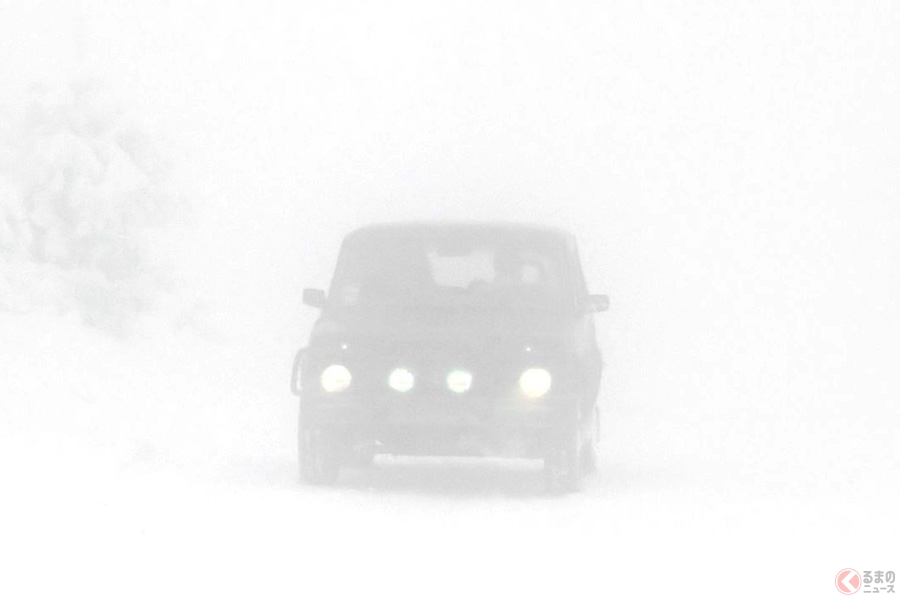全方位真っ白… 雪道を運転中“ホワイトアウト”に遭遇　正しい対処法とは？