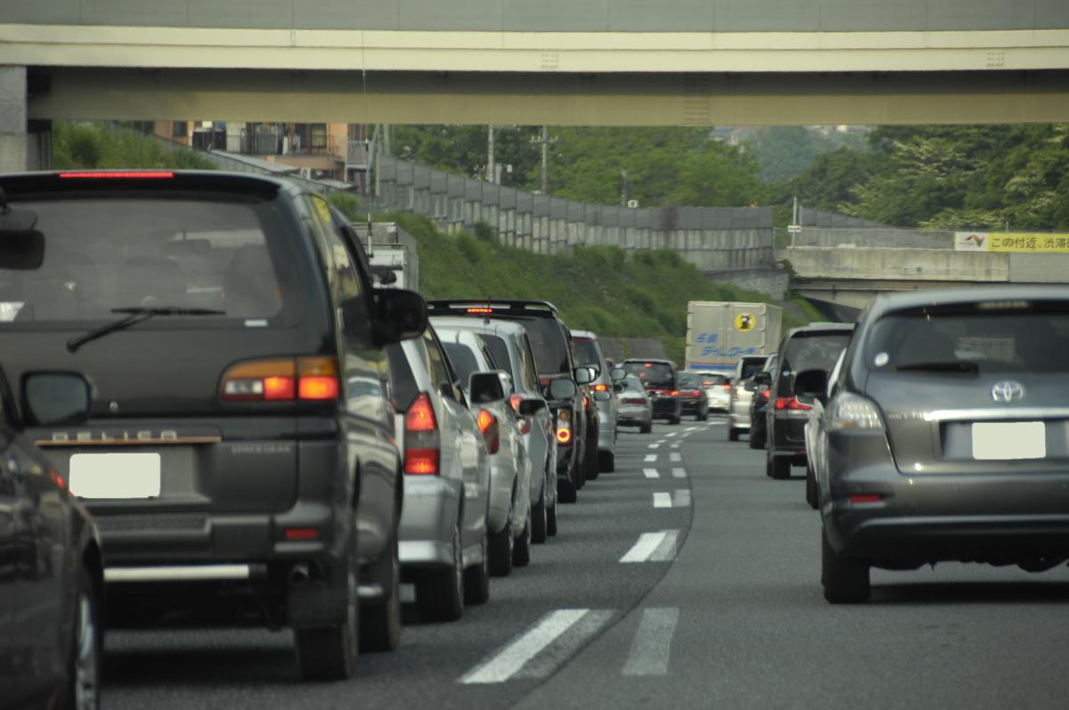 高速道路が渋滞していても一般道に降りないほうがいいワケ