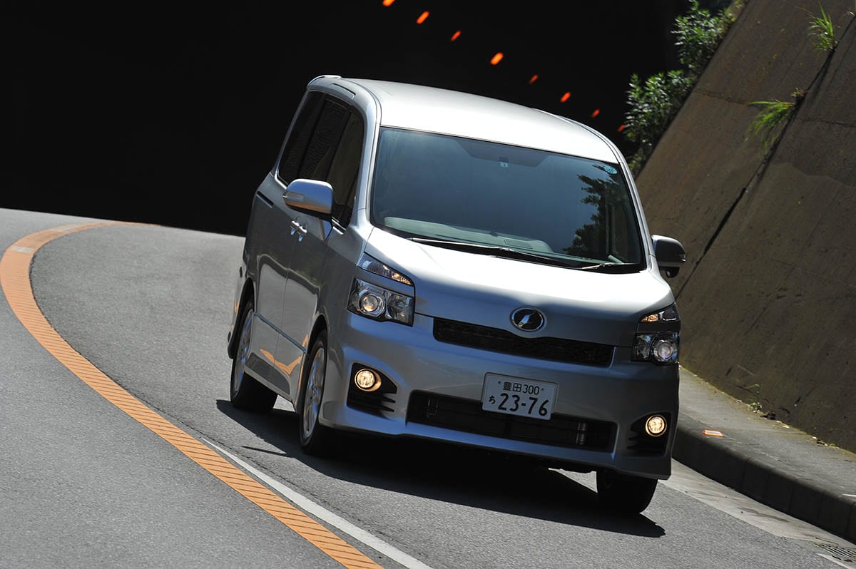 トヨタ 70系後期ノア ヴォクシー 10年4月 14年1月 中古車選びに役立つ 当時モノ 新車試乗記 スタイルワゴン ドレスアップナビ 自動車情報サイト 新車 中古車 Carview