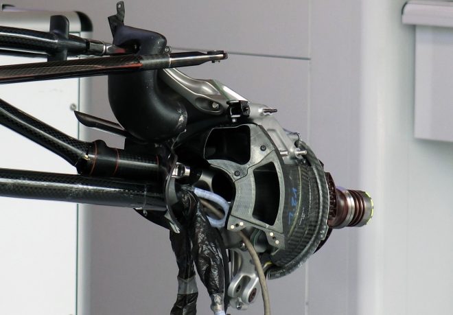 【津川哲夫の私的F1メカ】最新トレンドのハードフロントを支える異形のトロロッソ型サスペンション＆アップライト