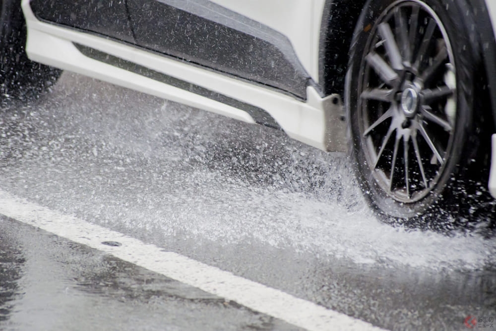 道路の白線なぜ滑る？ 雨の日に白線が滑りやすい理由とは