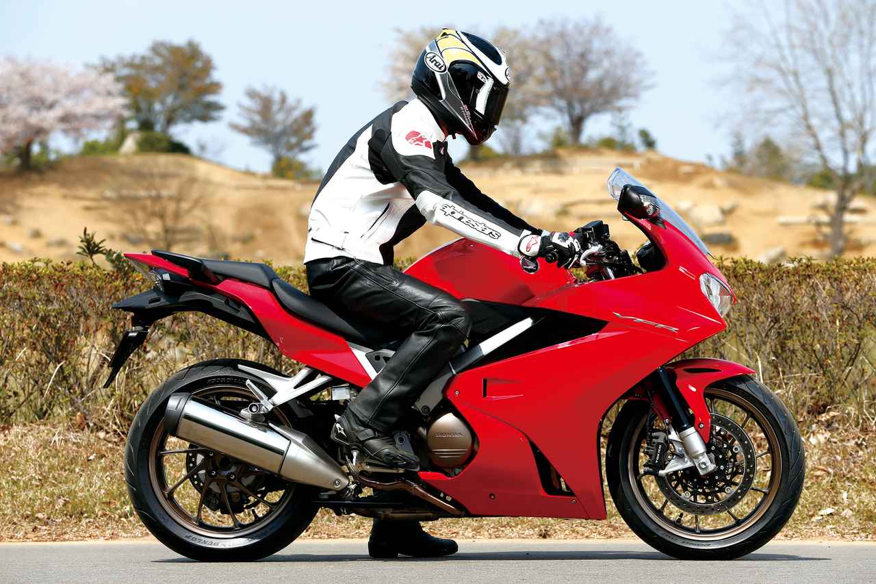 V4エンジンの独特なサウンド Honda Vfr800f 14年 Webオートバイ 自動車情報サイト 新車 中古車 Carview