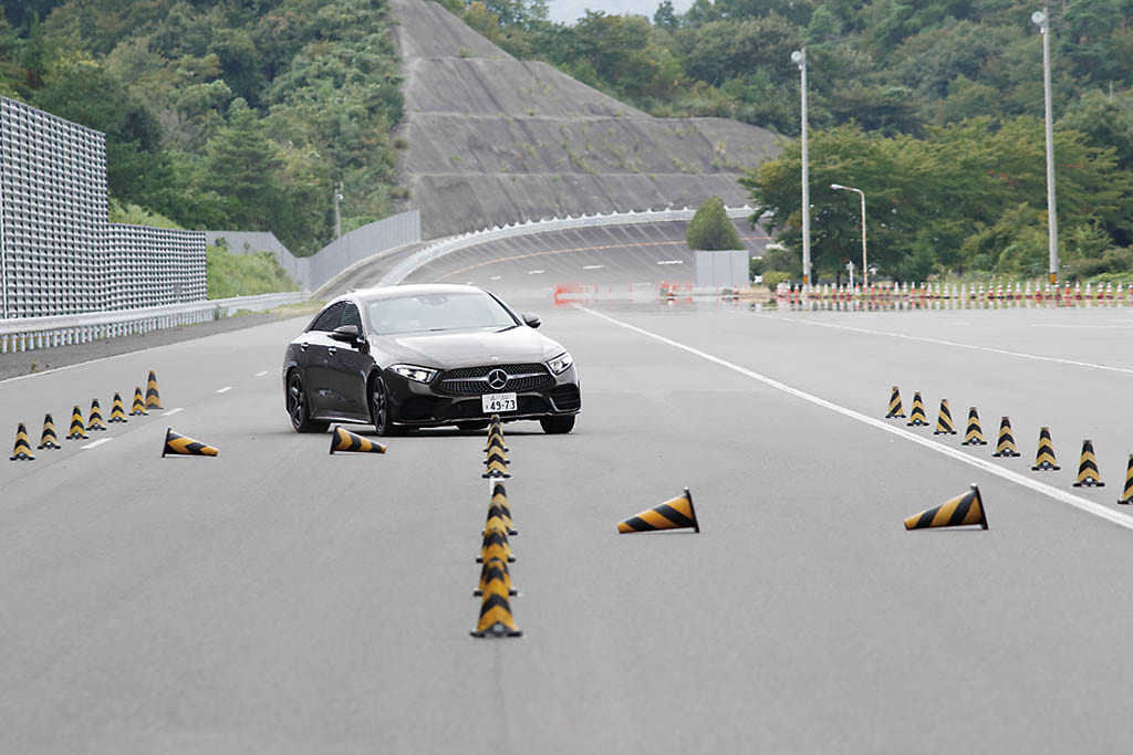 Escの制御思想の違いが結果に影響を及ぼし 旋回性ではメルセデス ベンツcls450に軍配が 清水和夫のdst 99 4 4 Le Volant Carsmeet Web の写真 7ページ目 自動車情報サイト 新車 中古車 Carview