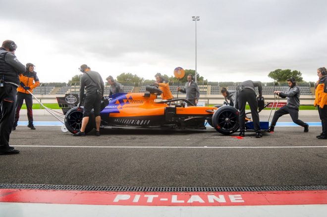 ピレリが2021年用18インチF1タイヤのテストを実施。サインツJr.がマクラーレンのプロトタイプ車で走行