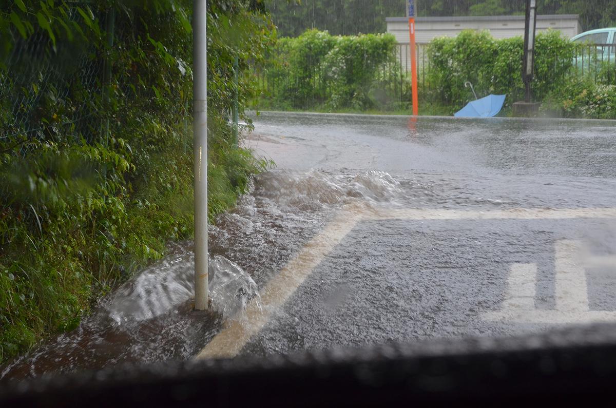 クルマが走れる水の深さは？　豪雨や台風時の運転で「命と愛車を守る」ためにすべきこと