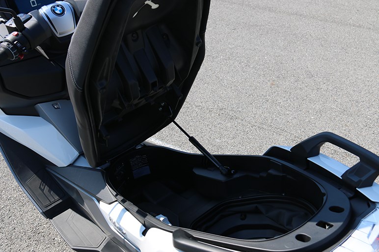 Bmw C 400 Xとc 400 Gtはファッションセンスが正反対の兄弟アーバンスクーター Carview 自動車情報サイト 新車 中古車 Carview