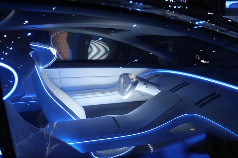 メルセデスの近未来evサルーン Eqs は940個のledがグリルを妖しく演出する Carview 自動車情報サイト 新車 中古車 Carview