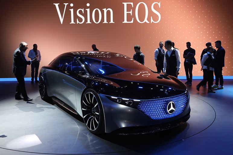メルセデスの近未来evサルーン Eqs は940個のledがグリルを妖しく演出する Carview 自動車情報サイト 新車 中古車 Carview
