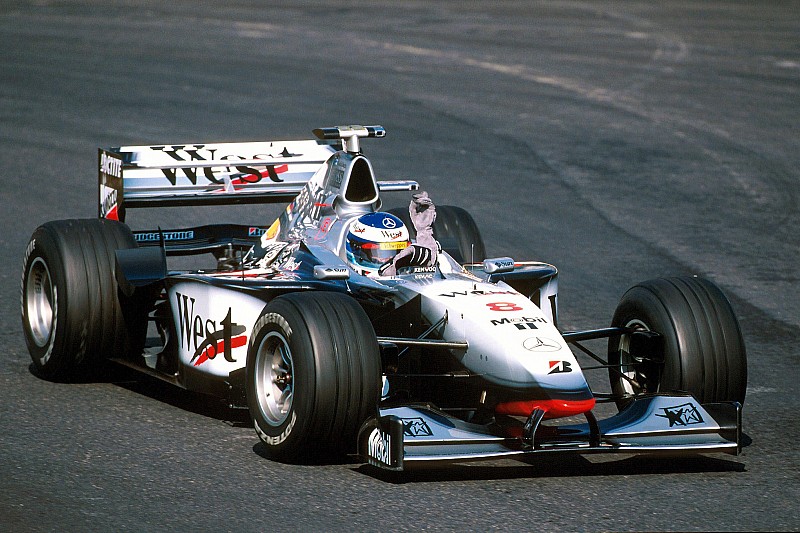 1998年F1チャンピオンマシン”マクラーレンMP4-13”が鈴鹿日本GPに登場。ハッキネン自らドライブ｜F1ニュース