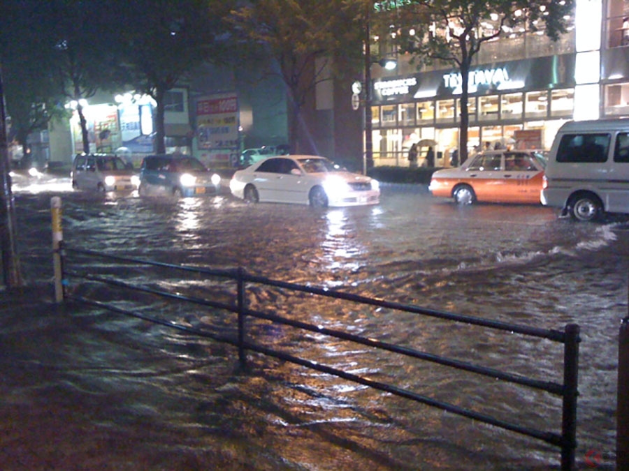 この先 冠水 いまのクルマは走り切れる 多発するゲリラ豪雨 急な冠水時等どうすれば くるまのニュース 自動車情報サイト 新車 中古車 Carview