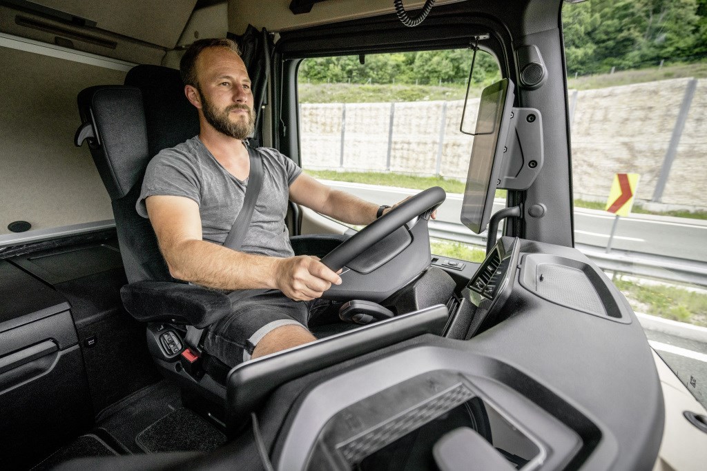 メルセデスとトヨタから登場したミラーレス自動車 名称の統一を望みたい Carview 自動車情報サイト 新車 中古車 Carview