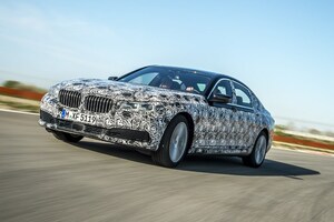 BMW、次期7シリーズを一部公開　カーボンボディで130kg軽量化