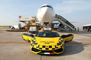 ボローニャ空港にランボルギーニの空港誘導車が出現