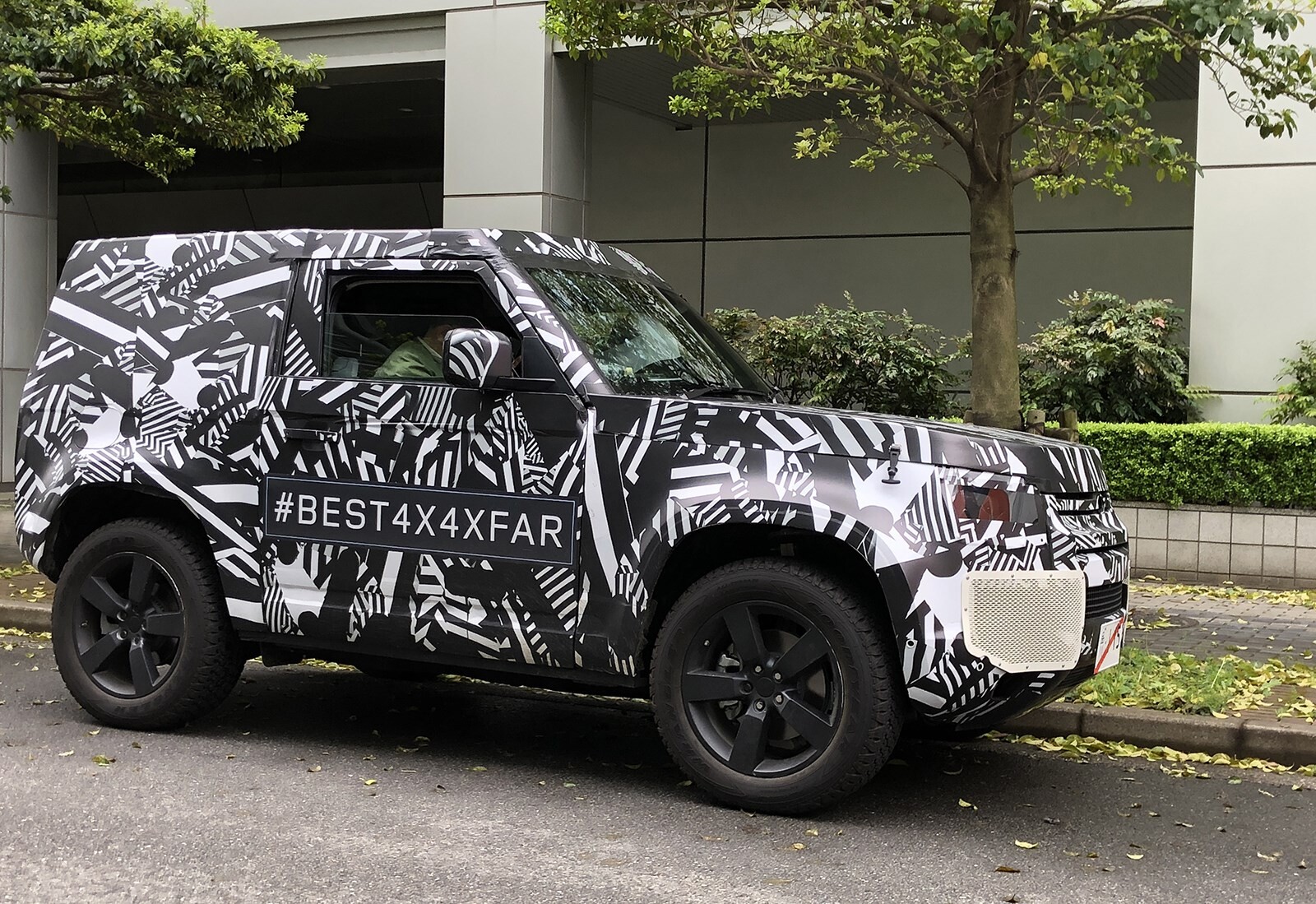 次期ディフェンダー、都内でのテスト走行をスクープ  国内でショートボディの展開もありか!?