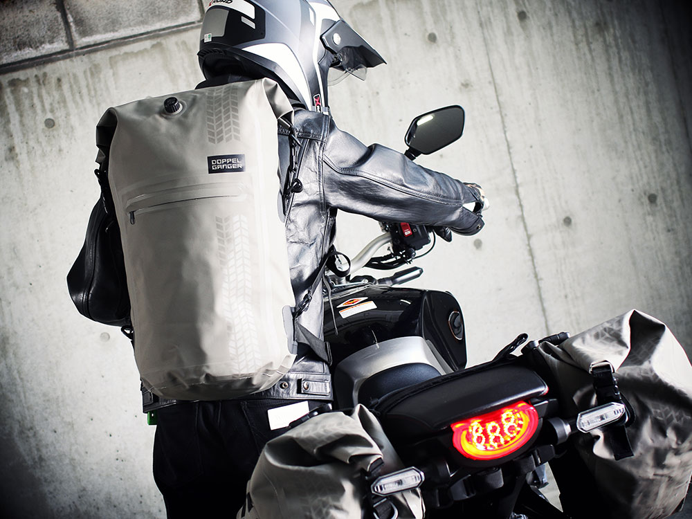 バックパックからシートバッグへトランスフォーム。シンプルこそバイク用バッグの決め手