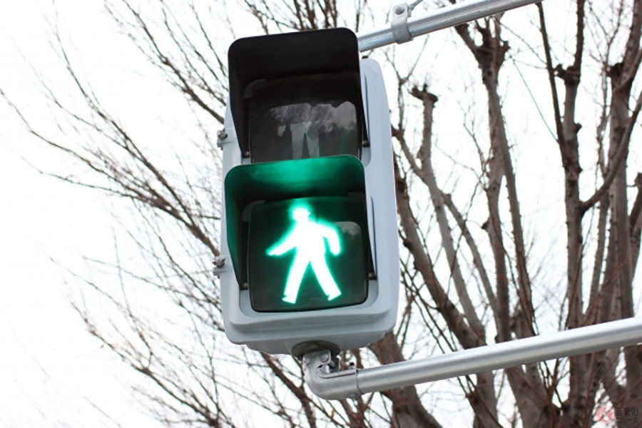 本当は緑色の信号機、なぜ日本だけ「青信号」？　海外はすべて「グリーン」と呼ぶのに…
