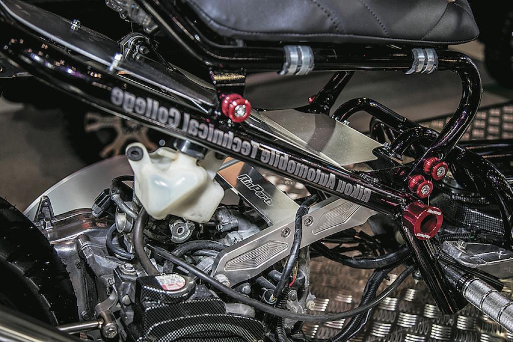 ホンダ ズーマーとisuzuエルフ250 異色の組み合わせが意外に合う Motorfan 自動車情報サイト 新車 中古車 Carview
