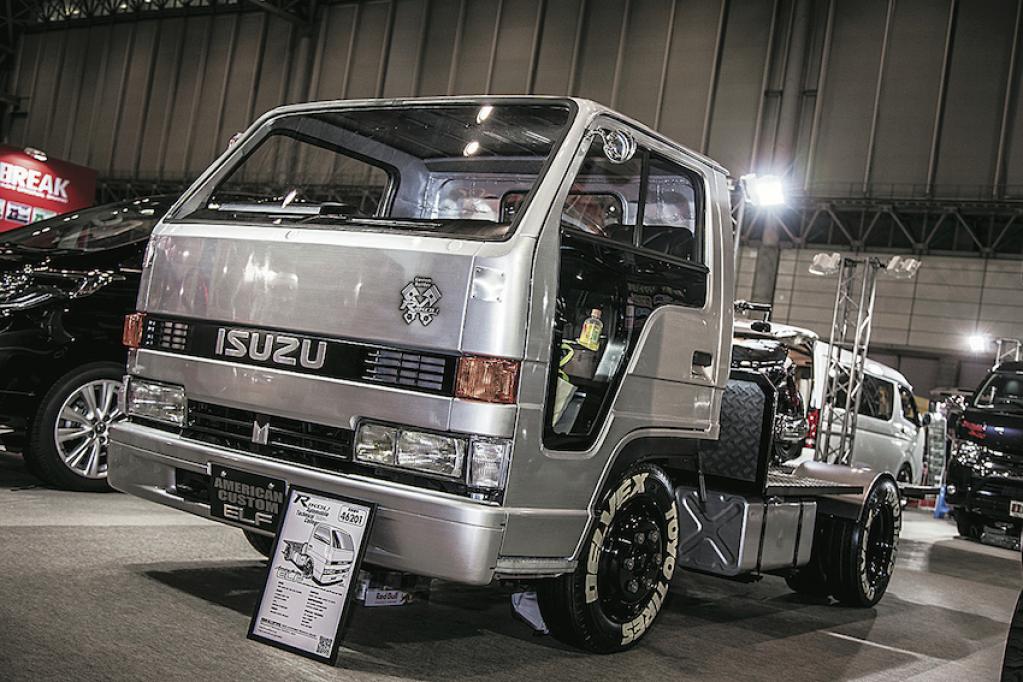ホンダ ズーマーとisuzuエルフ250 異色の組み合わせが意外に合う Motorfan 自動車情報サイト 新車 中古車 Carview