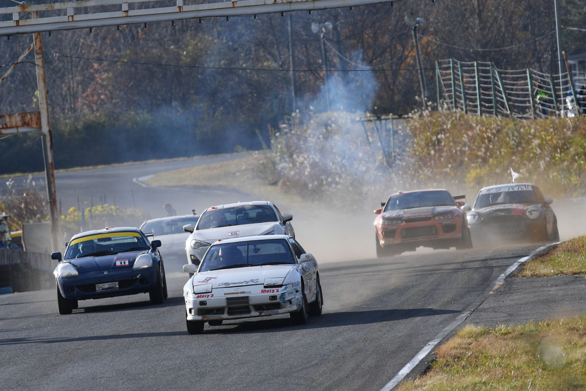 ダートと舗装路の複合コースで戦う新モータースポーツ ラリークロス Auto Messe Web 自動車情報サイト 新車 中古車 Carview