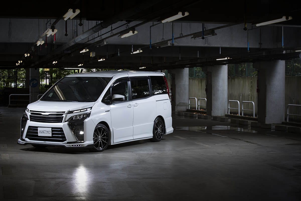 ハーフでこの存在感 トムスが手掛けた80系後期ヴォクシーの風格がすごい エアロ カスタム スタイルワゴン ドレスアップナビ 自動車情報サイト 新車 中古車 Carview