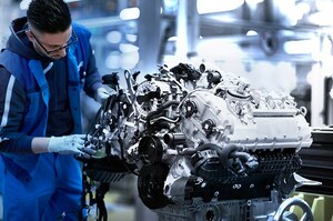 BMW、新型8シリーズ用のV8エンジンの生産を開始