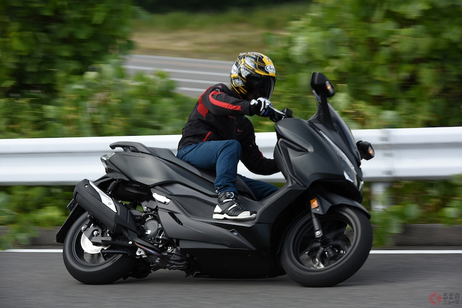 ホンダ新型 フォルツァ に乗った 背筋を伸ばしてスポーティ これがイマドキ くるまのニュース 自動車情報サイト 新車 中古車 Carview