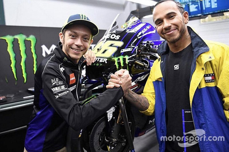 F1のルイス ハミルトンとmotogpのバレンティーノ ロッシ 愛機 交換を12月に実施 Motorsport Com 日本版 自動車情報サイト 新車 中古車 Carview