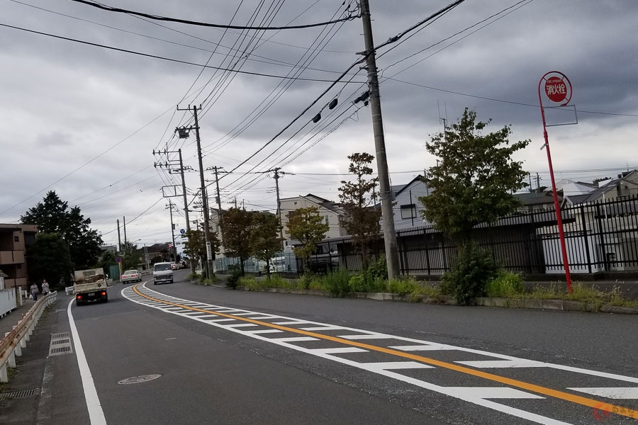 道路の「ゼブラゾーン」走行や駐車は違反になる？ 黄色線や類似表示に注意が必要の場合も