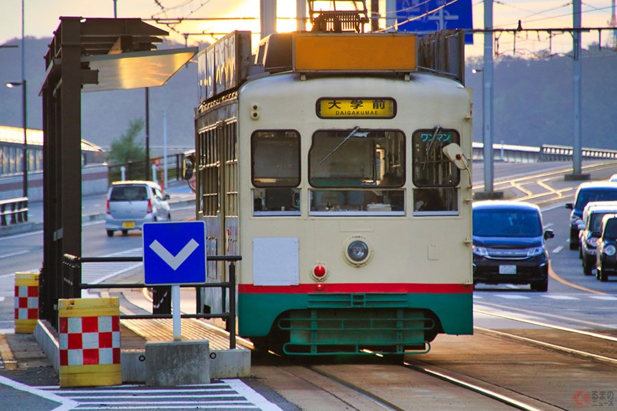 道路の「ゼブラゾーン」走行や駐車は違反になる？ 黄色線や類似表示に注意が必要の場合も