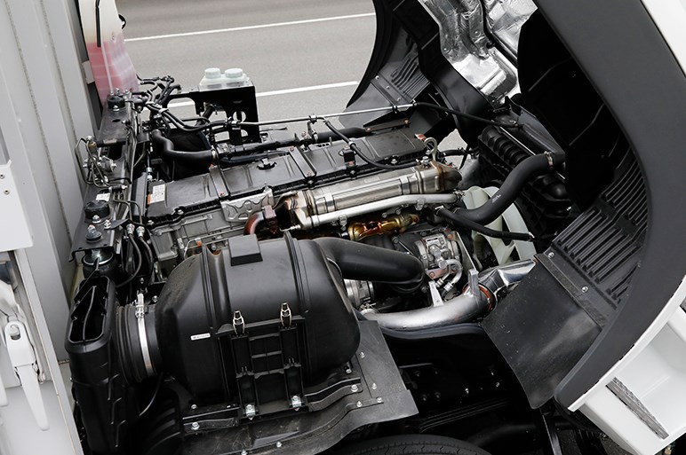 三菱ふそう新型 スーパーグレート とダイムラートラックの2台に試乗 日本欧州北米の最新トラックってどんな感じ Carview 自動車情報サイト 新車 中古車 Carview