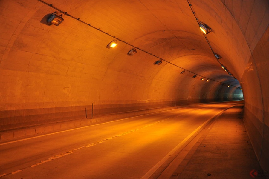 トンネル照明の橙色なぜ減った？　クリーンな排ガス車増加で照明もエコに！？