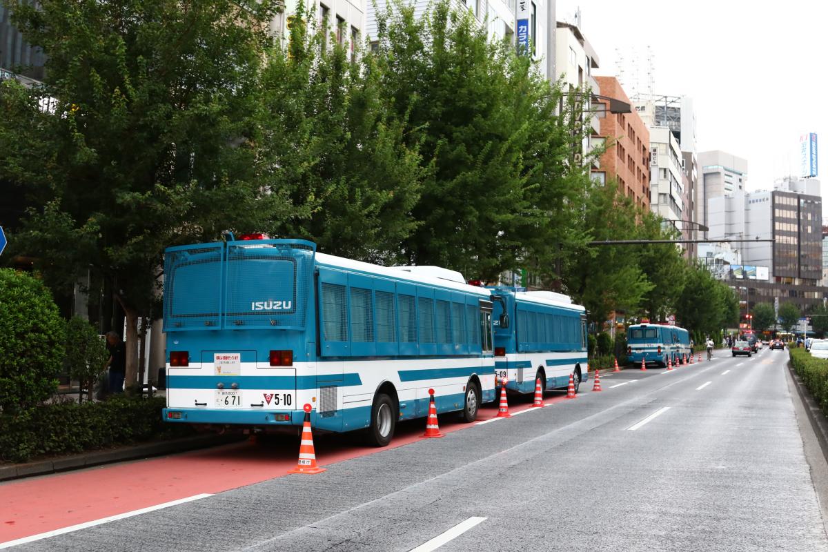 大型パトカー 護送車 街で見かける 青と白のバス の正体とは Web Cartop 自動車情報サイト 新車 中古車 Carview