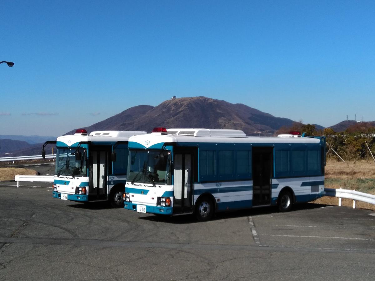 大型パトカー 護送車 街で見かける 青と白のバス の正体とは Web Cartop 自動車情報サイト 新車 中古車 Carview