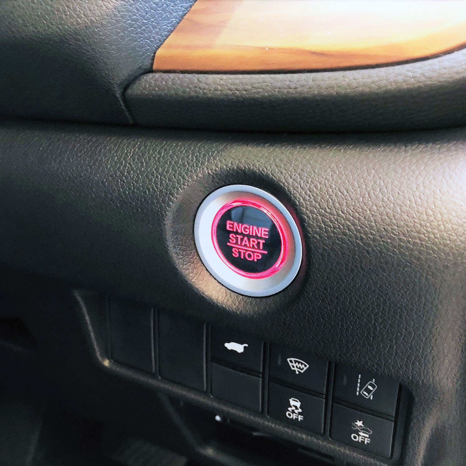 エンジンスタート ストップボタンとハザードスイッチを間違えないようにするために ホンダcr Vはレイアウトに配慮した Carview 自動車情報サイト 新車 中古車 Carview