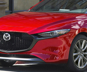 新型アクセラはセダンも新時代 動画で美しさ倍増