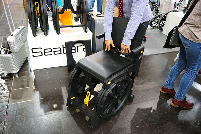 欧州最大の福祉機器展「REHACARE（リハケア）2018」で見つけた！　携帯可能な樹脂製の折り畳みバスチェアー「Wheelable（ホイーラブル）」