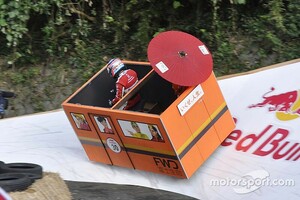 佐藤琢磨、ボックスカートで”インディ仕込み”圧巻のバンク走行を披露：Red Bull Box Cart Race