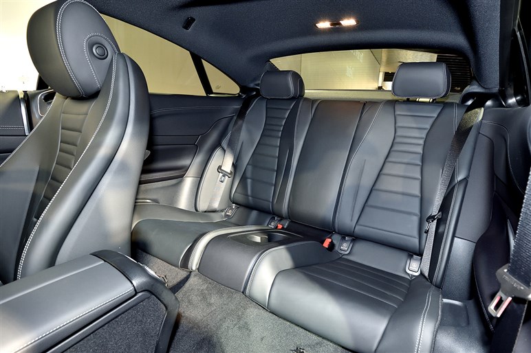メルセデス新型eクラスクーペ発表 ボディ大型化で後席も使えるクーペに Carview 自動車情報サイト 新車 中古車 Carview