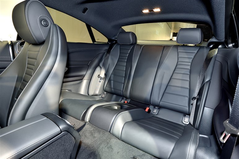 メルセデス新型eクラスクーペ発表 ボディ大型化で後席も使えるクーペに Carview の写真 10ページ目 自動車情報サイト 新車 中古車 Carview