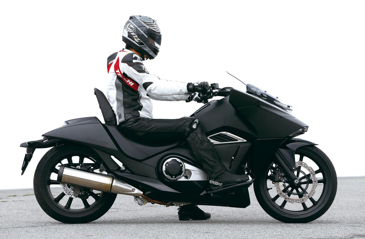 独創的なデザインと新感覚のライディングフィールでオートバイの新しい価値を創る Honda Nm4 01 02 14年 Webオートバイ 自動車情報サイト 新車 中古車 Carview