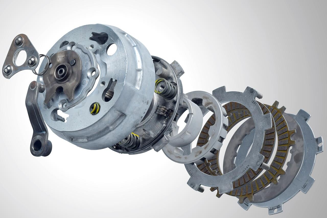 スーパーカブ最大の特長といえば自動遠心クラッチ。その仕組みを解説するのだ。〈若林浩志のスーパー・カブカブ・ダイアリーズ Vol.29〉