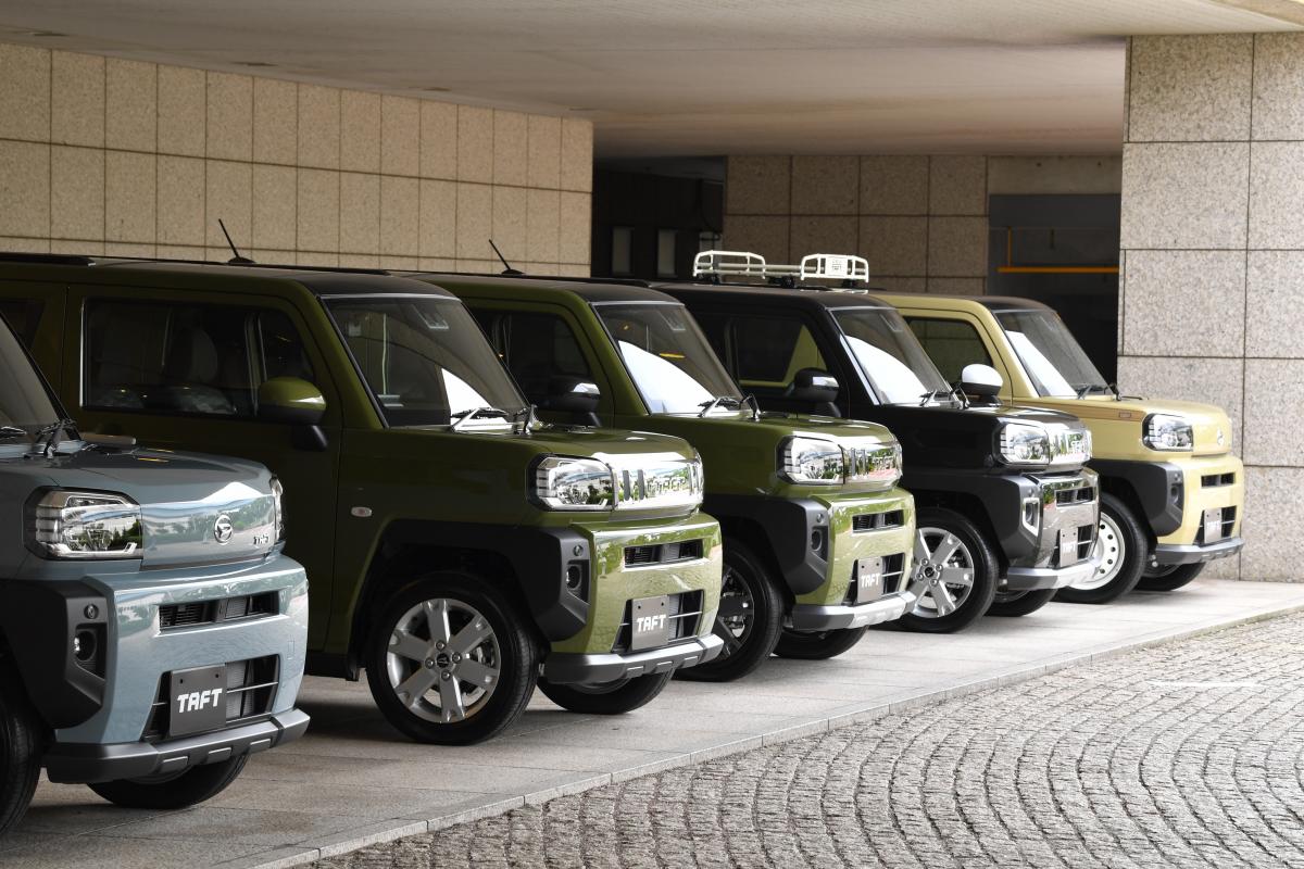 臨時駐車場にズラリ 人気新車 が並ぶ光景の謎 自動車メーカーが 大量在庫 をストックする理由 Web Cartop 自動車情報サイト 新車 中古 車 Carview