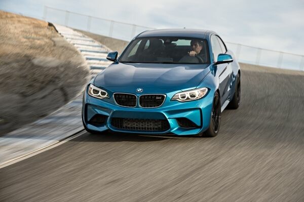 【BMW】ちょうどいいサイズのスポーツカー、M2に待望の6速MT搭載モデルを追加