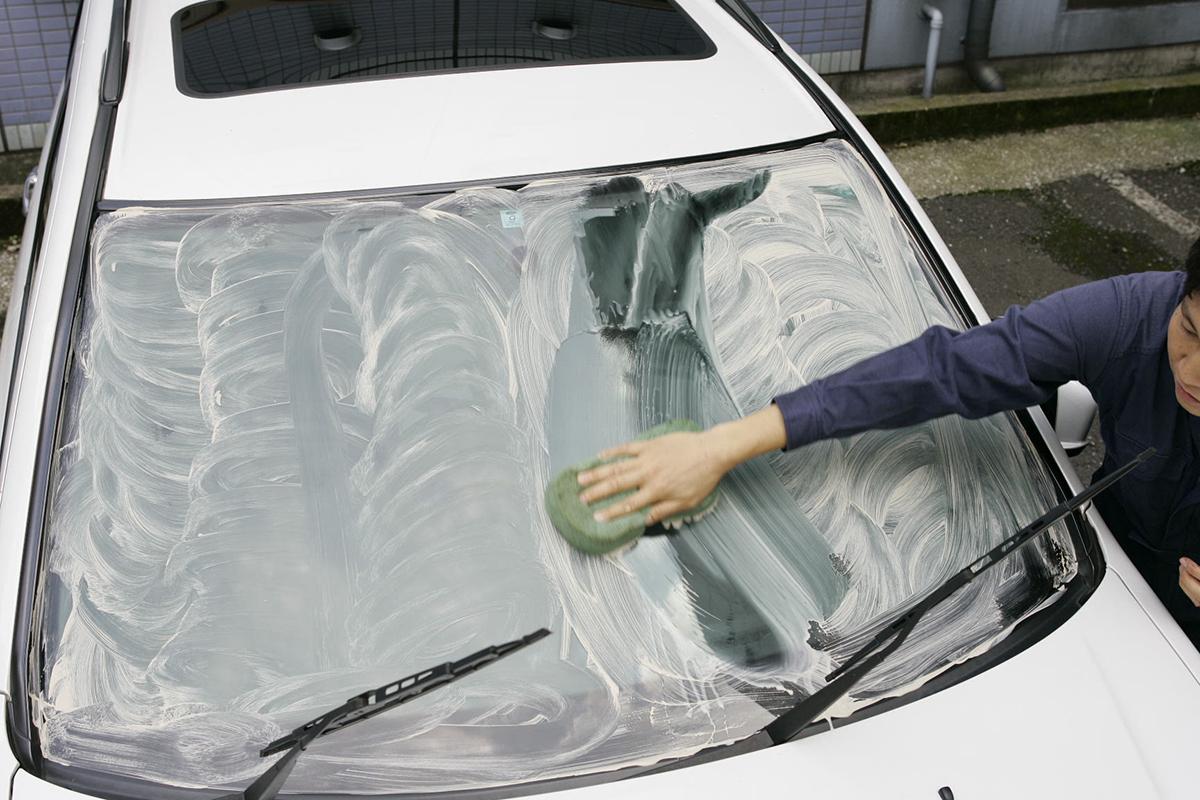 あの忌まわしきギラギラよさらば そもそもフロントガラスに油膜を発生させない方法とは Web Cartop 自動車情報サイト 新車 中古車 Carview