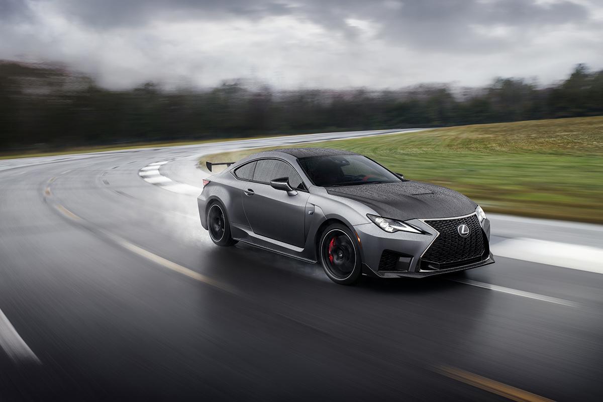 レクサスの走りの象徴である Rc F がマイナーチェンジ 高性能バージョンも設定 Web Cartop 自動車情報サイト 新車 中古車 Carview