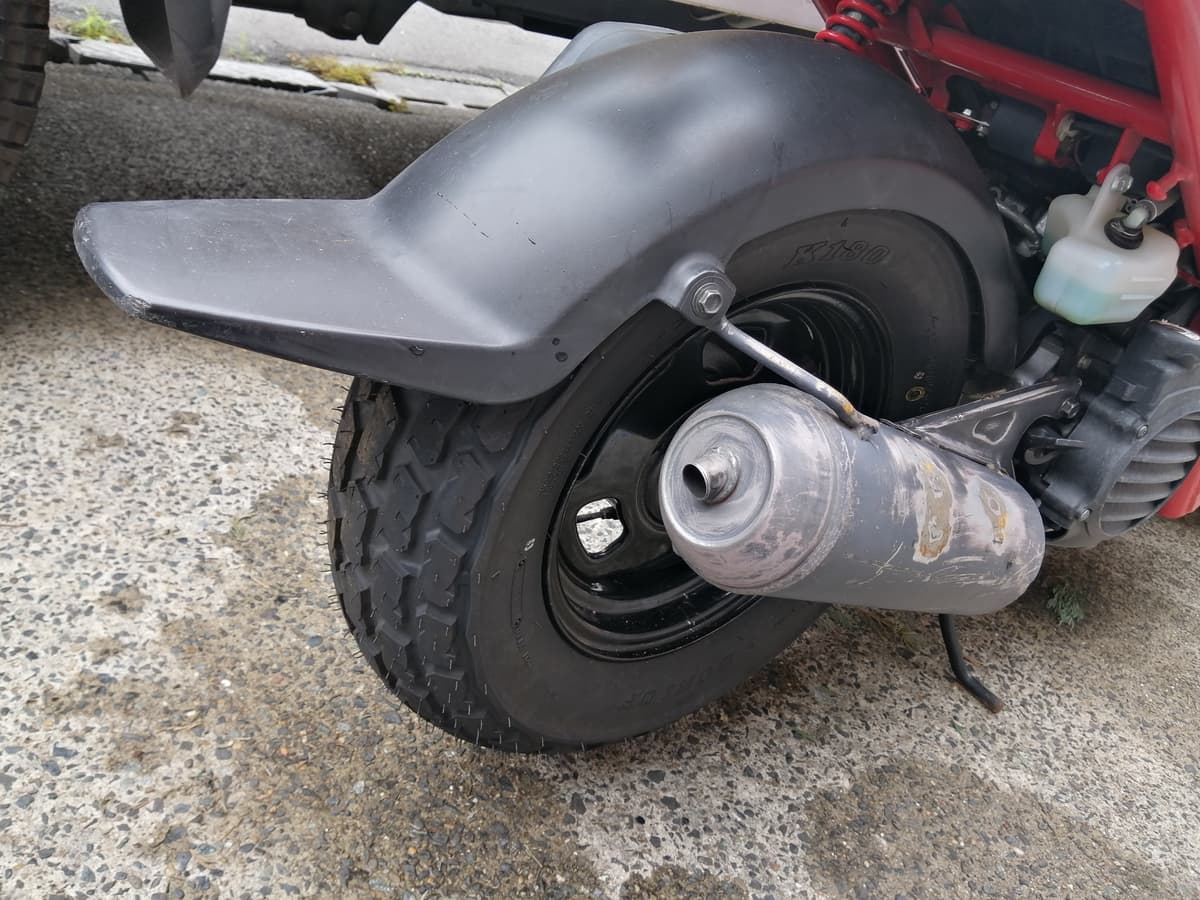 結束バンド を使った裏技も披露 スクーター女子 のd I Yタイヤ交換奮闘記 Auto Messe Web 自動車情報サイト 新車 中古車 Carview