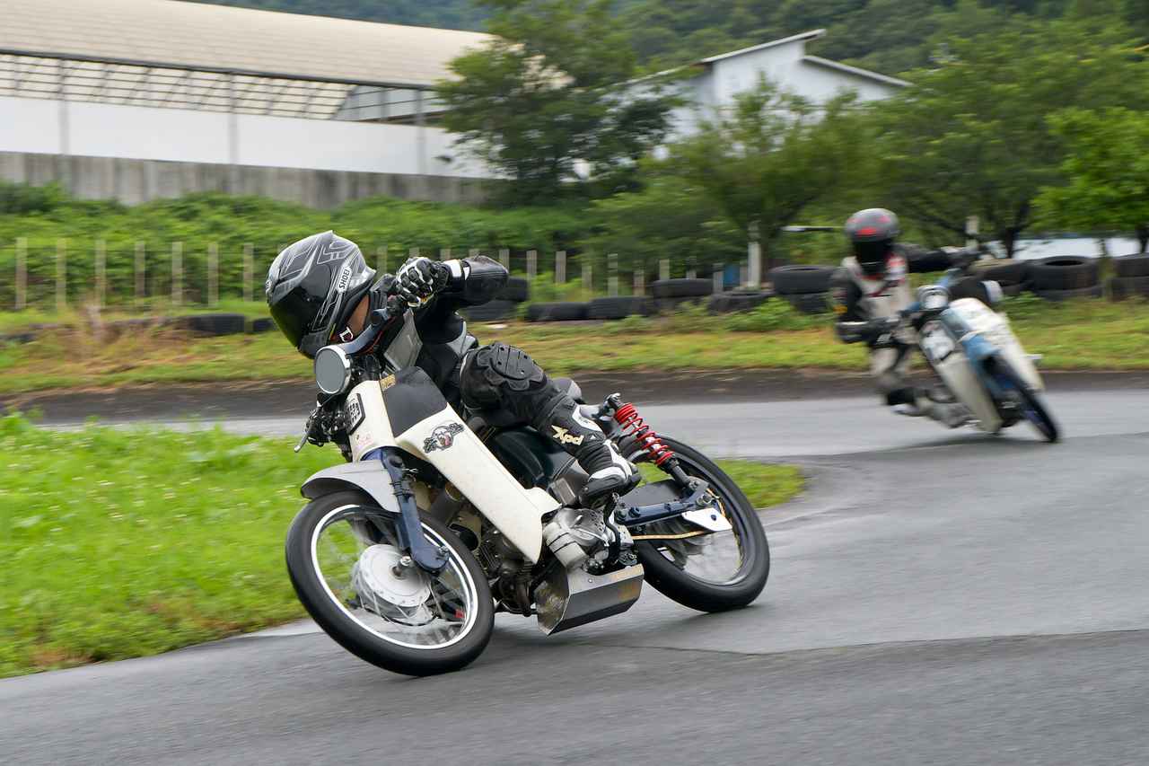 雨でもSUPER CUB90でツーリング。カブレースの練習走行を見にいくのだ。〈若林浩志のスーパー・カブカブ・ダイアリーズ Vol.21